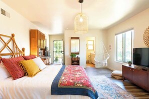 Iron/ironing board, travel cot, WiFi, bed sheets - Boho Flat 1 block from exclusive beach! (San Diego)