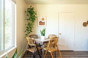 Dining - Boho Flat 1 block from exclusive beach! (San Diego)