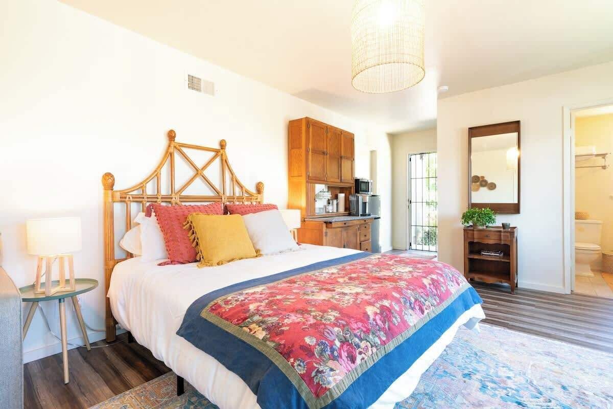 Tabla de planchar con plancha, cuna de viaje, wifi y ropa de cama 