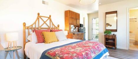 Tabla de planchar con plancha, cuna de viaje, wifi y ropa de cama