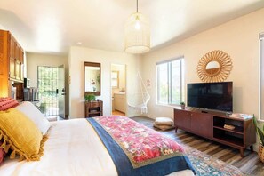 Iron/ironing board, travel cot, WiFi, bed sheets - Boho Flat 1 block from exclusive beach! (San Diego)
