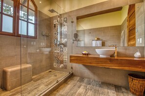 Shower, eco-friendly toiletries, hair dryer, towels - Private 10-Bedroom Ocean-View Villa Estate in Ojochal (Ojochal)