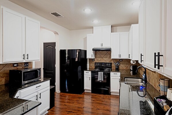 Fridge, microwave, oven, stovetop - Lackland AFB in 5 with Hot Tub & Pool
(San Antonio)