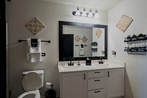 Haartrockner, Handtücher, Seife, Shampoo