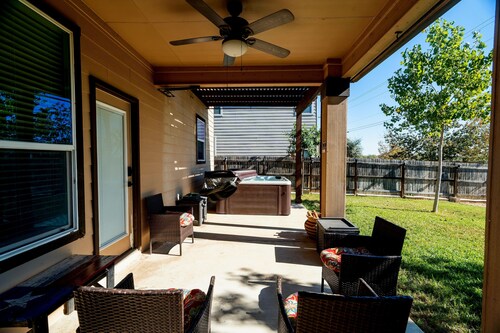 Lackland AFB in 5 with Hot Tub & Pool