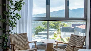 Superior suite, uitzicht op tuin | Een minibar, een bureau, gratis wifi, beddengoed