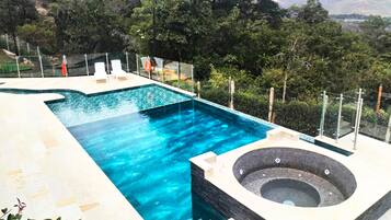 2 hồ bơi ngoài trời