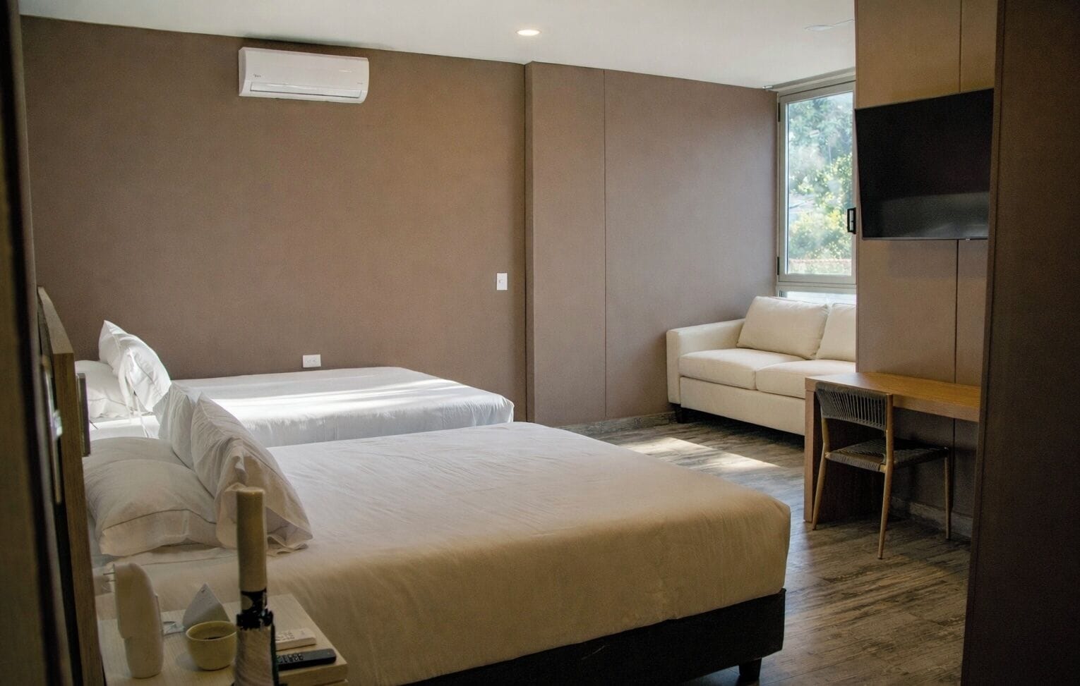 Family Room | Minibar, desk, free WiFi, bed sheets