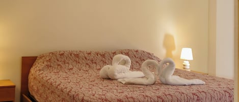 1 bedroom, bed sheets