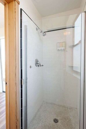 Shower, hair dryer, towels - Bright & Spacious Hillcrest Loft w Expansive Deck! (San Diego)