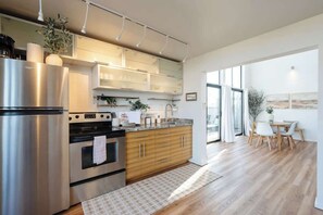 Refrigerador, horno, parrilla de estufa y cafetera y tetera 