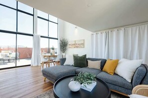 TV, offices - Bright & Spacious Hillcrest Loft w Expansive Deck! (San Diego)