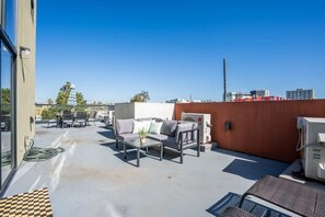 Outdoor dining - Bright & Spacious Hillcrest Loft w Expansive Deck! (San Diego)