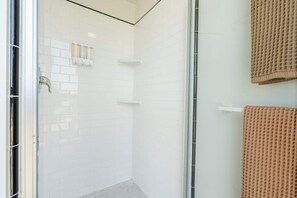 Shower, hair dryer, towels - Hillcrest Hideaway – Stylish Loft in the Heart of SD (San Diego)