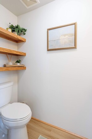 Shower, hair dryer, towels - Hillcrest Hideaway – Stylish Loft in the Heart of SD (San Diego)