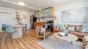 A modern living space with a kitchen, dining area, and seating area. - Hillcrest Hideaway – Stylish Loft in the Heart of SD (San Diego)