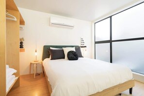 1 habitación, tabla de planchar con plancha, cuna de viaje y wifi 