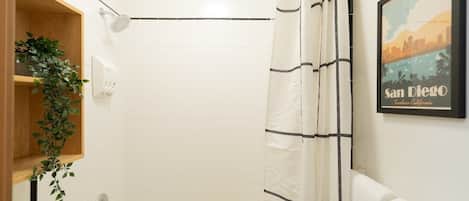Douche, séchoir à cheveux, serviettes fournies
