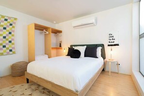 1 bedroom, iron/ironing board, travel cot, WiFi - Centrally Located Designer Loft w/ Parking and A/C (San Diego)