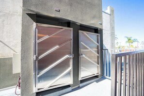 Property grounds - Centrally Located Designer Loft w/ Parking and A/C (San Diego)