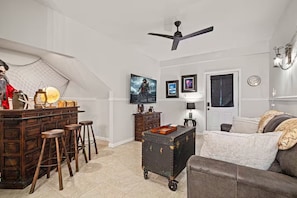 Smart TV, fireplace, books - Walk to Navarre Beach • Fun 1BR Pirate Themed Apartment • Backyard (Navarre)