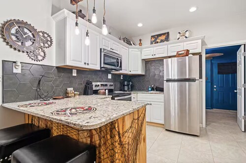 Walk to Navarre Beach • Fun 1BR Pirate Themed Apartment • Backyard