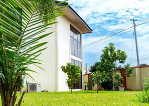 Property grounds - The Victory Residence, East Legon. A safe, spacious and serene space of comfort. (Accra)