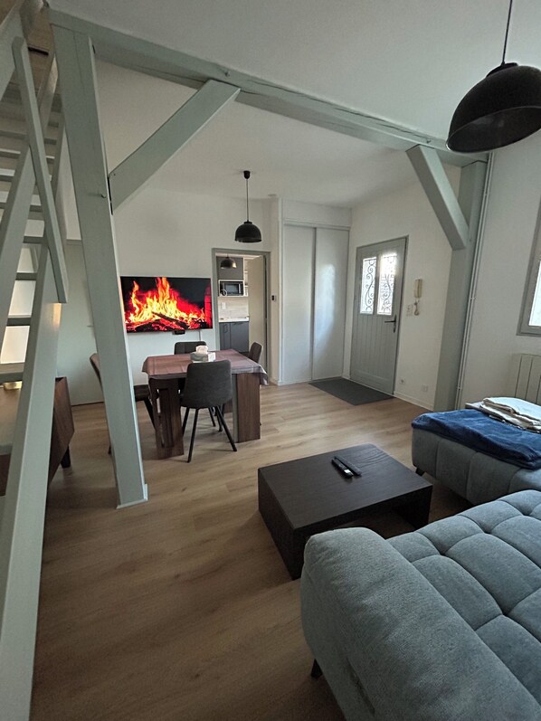 TV - Au Repaire - Cosy house & terrace - 2 steps from Stade de l'Aube (Troyes)