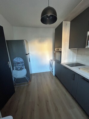 Microwave, oven, stovetop, dishwasher - House & terrace - 2 steps from Stade de l'Aube (Troyes)