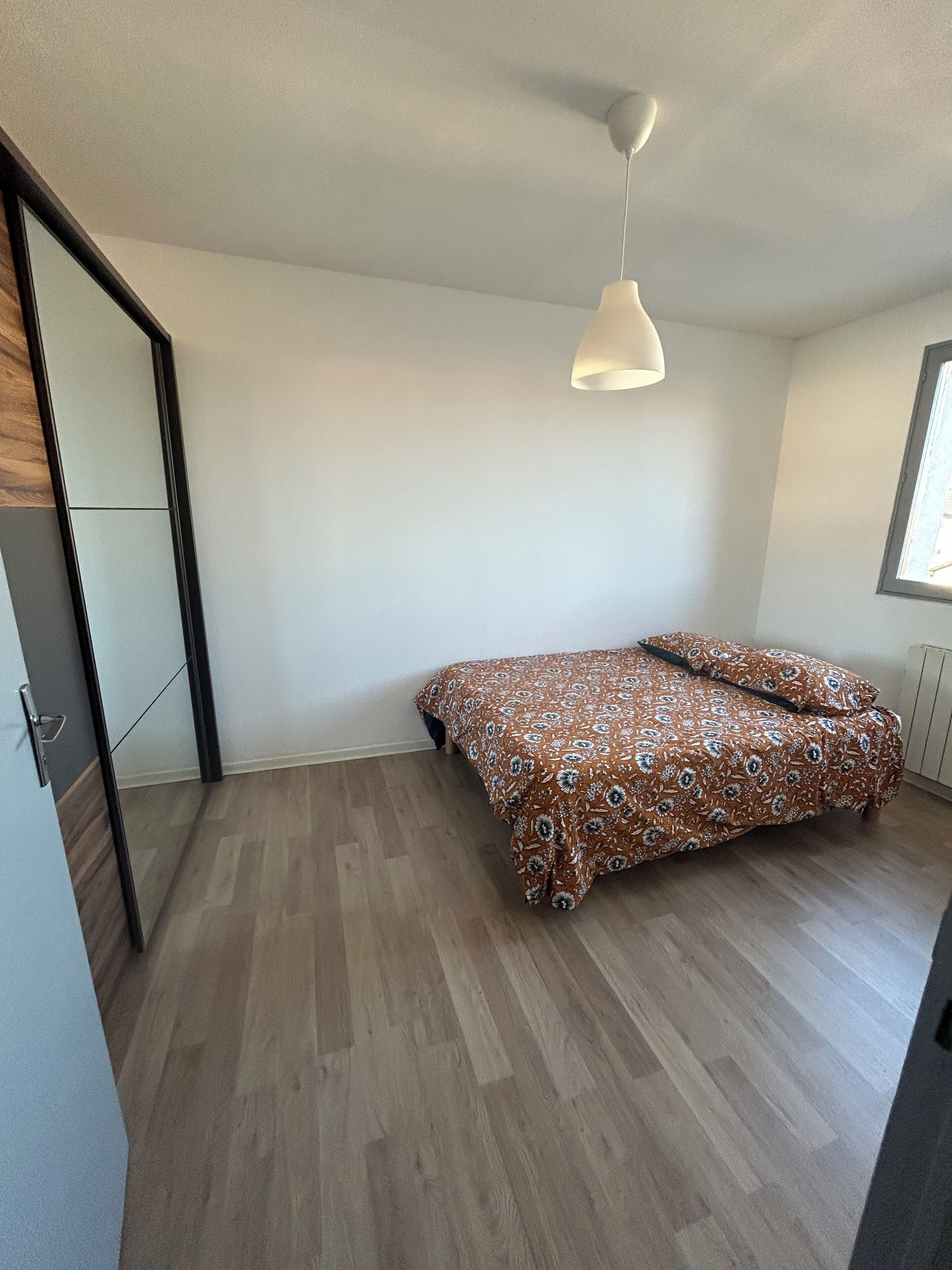 Een strijkplank/strijkijzer, internet, beddengoed