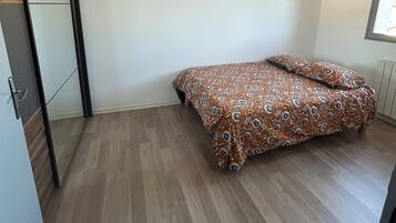 Een strijkplank/strijkijzer, internet, beddengoed