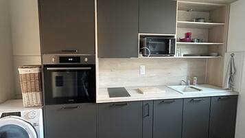 Een magnetron, een oven, een kookplaat, een vaatwasser