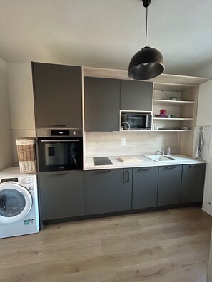 Microwave, oven, stovetop, dishwasher - Au Repaire - Cosy house & terrace - 2 steps from Stade de l'Aube (Troyes)