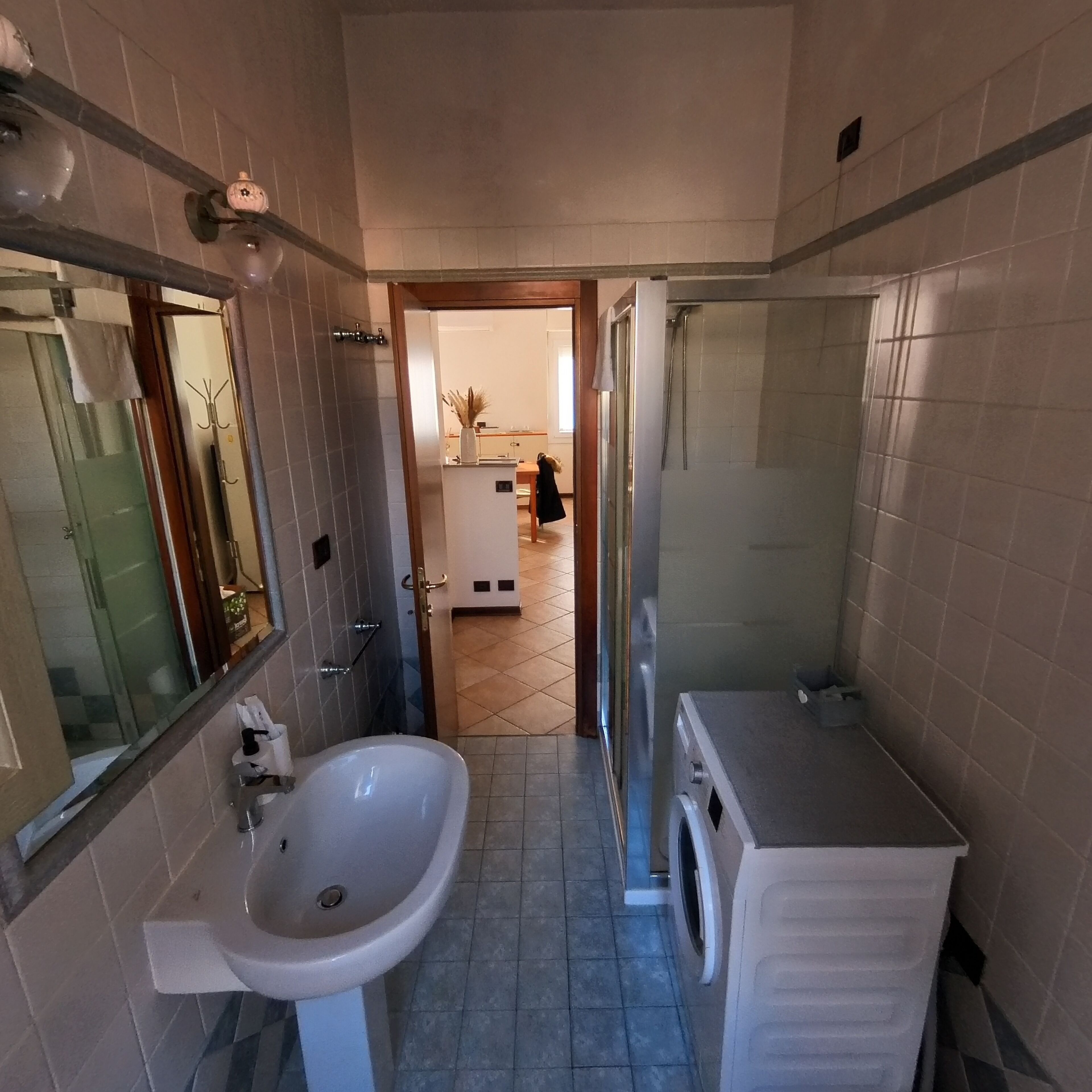 Ducha, secador de pelo, bidé y toallas