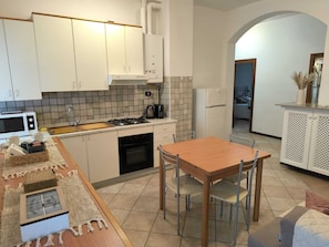 Køleskab, mikrobølgeovn, ovn, kogeplade