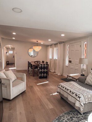 Smart TV, video games, books - Cozy 2-bedroom house in lovely Iron Station with within minutes of all you need! (Iron Station)