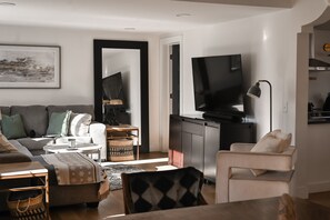 Televisor intel·ligent i llibres 