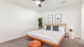 4 slaapkamers, een strijkplank/strijkijzer, reisbedje, gratis wifi