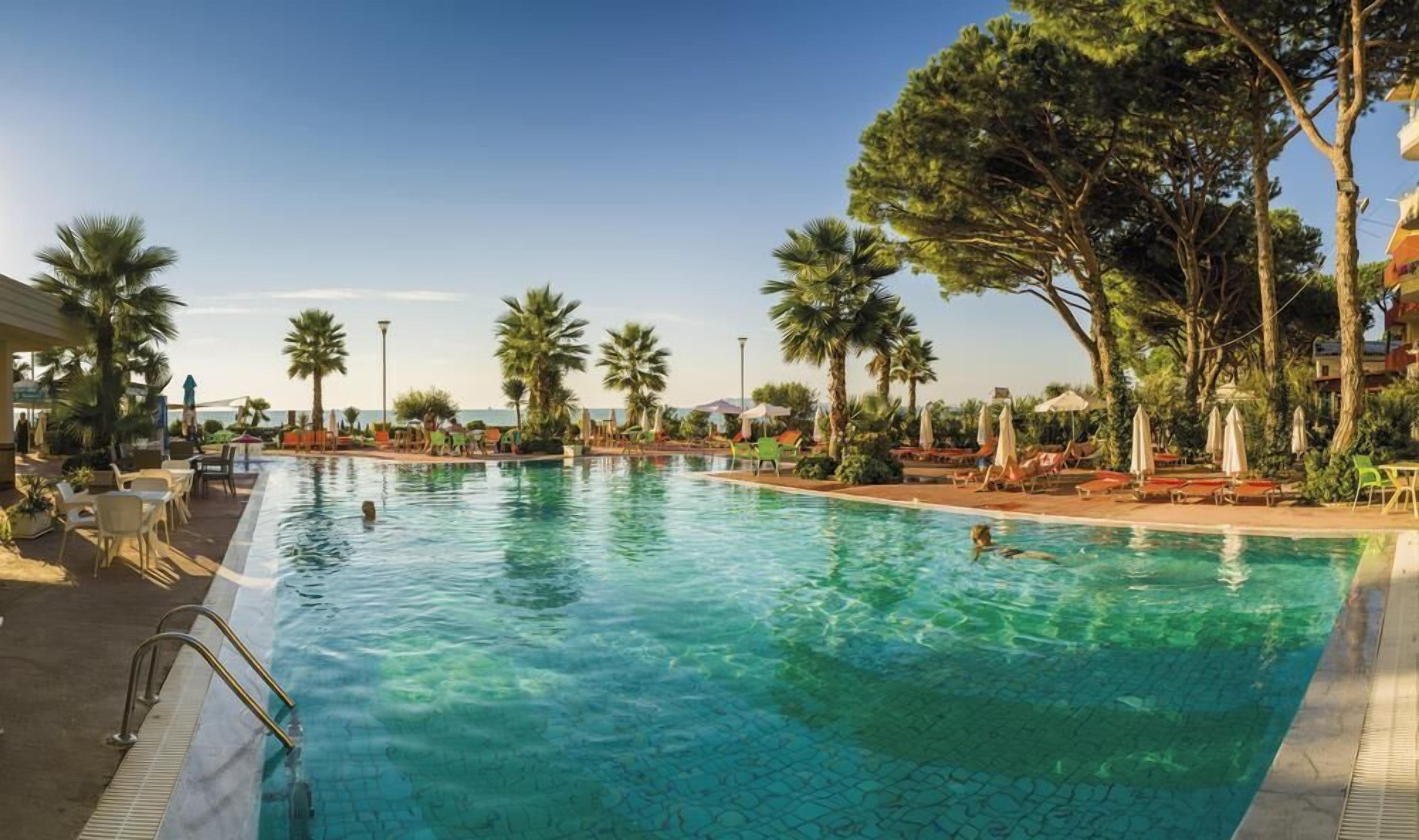 Sesongbasert utendørsbasseng, bassengparasoller og solsenger