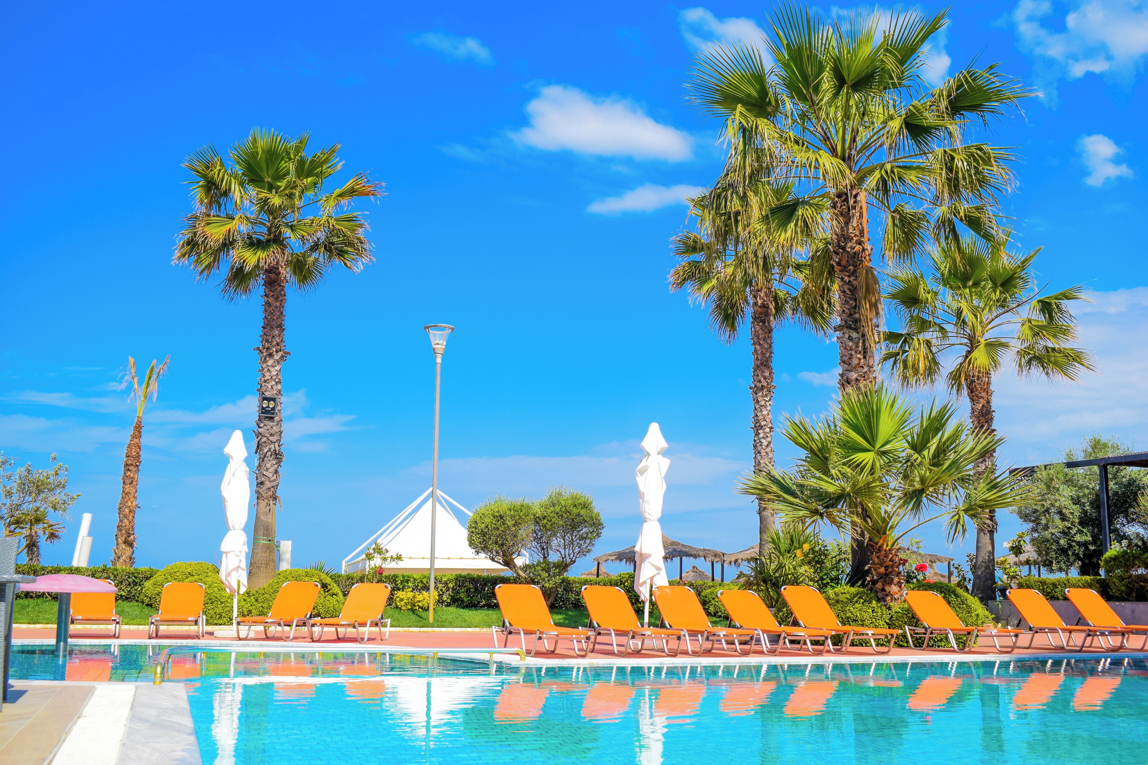 季節限定屋外プール、営業時間 9:00 ～ 18:00、プール パラソル、サンラウンジャー