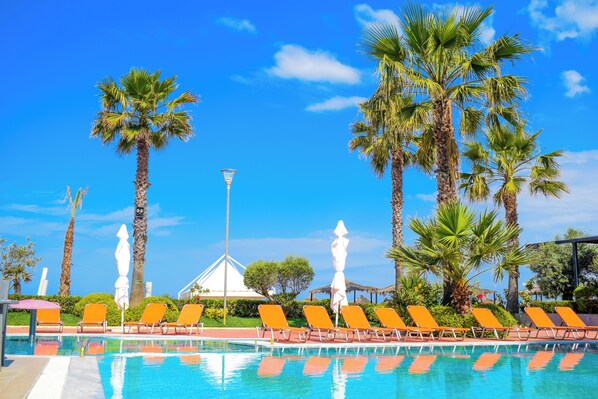Een seizoensgebonden buitenzwembad, parasols voor strand/zwembad