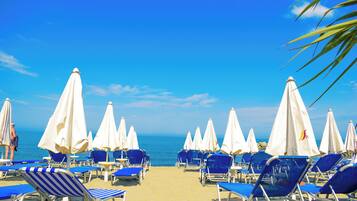 Praia particular, guarda-sóis, toalhas de praia, bar na praia