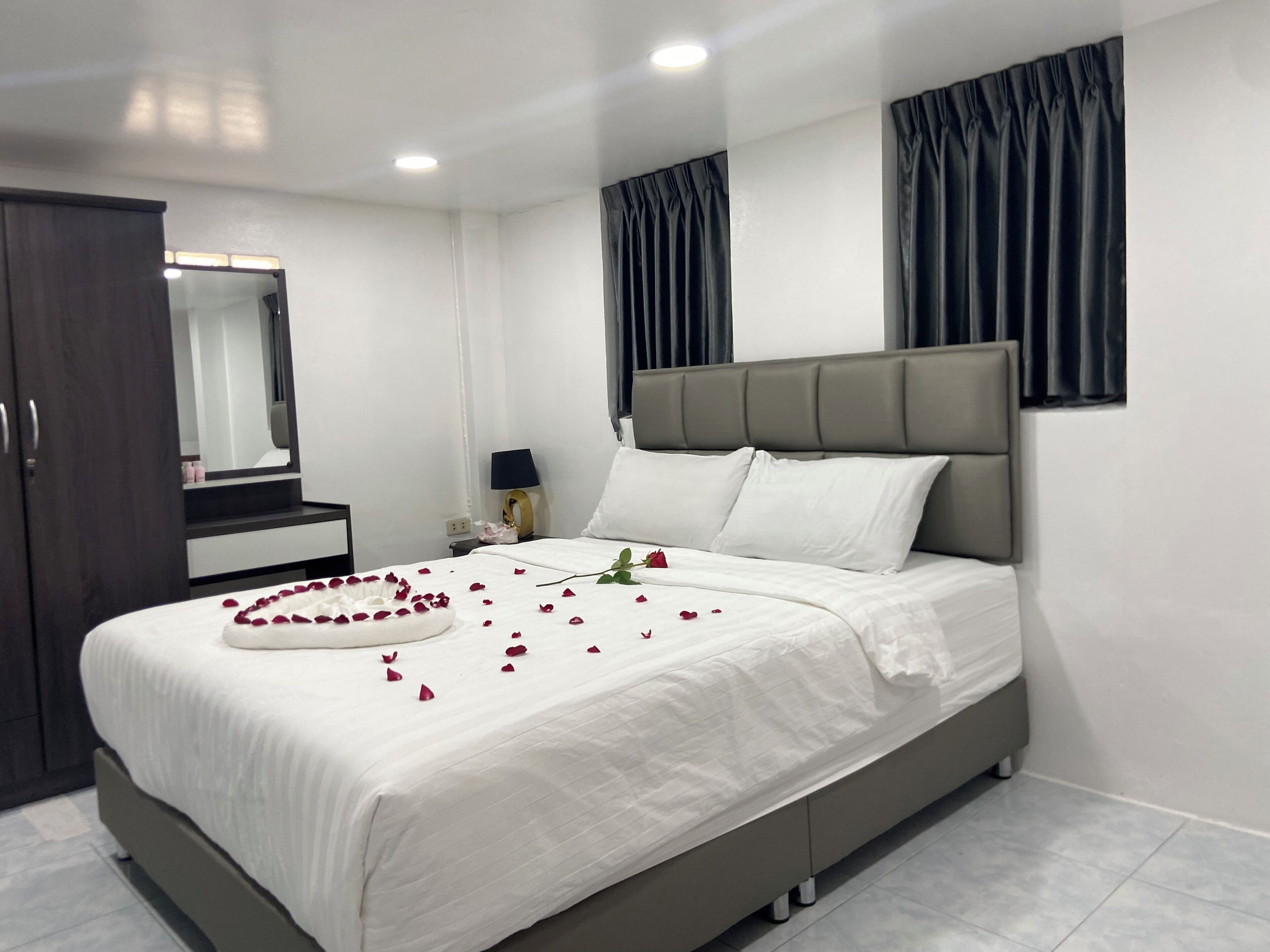 Iron/ironing board, WiFi, bed sheets