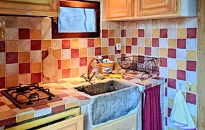 Coffee/tea maker, fridge, microwave, stovetop - Awesome home in Vacqueyras (Vacqueyras)