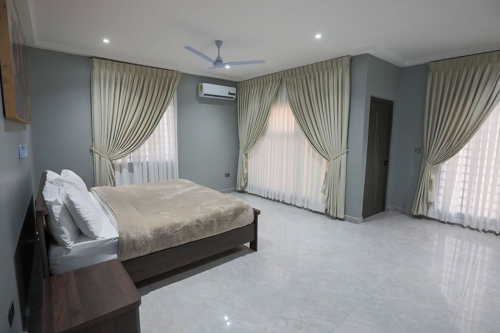 4 室のベッドルーム、アイロン / アイロン台、WiFi (無料)、ベッドシーツ