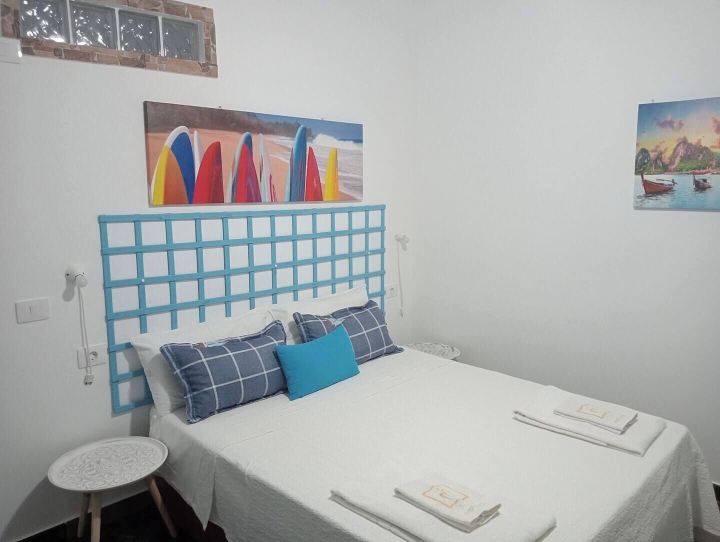 Een strijkplank/strijkijzer, internet, beddengoed