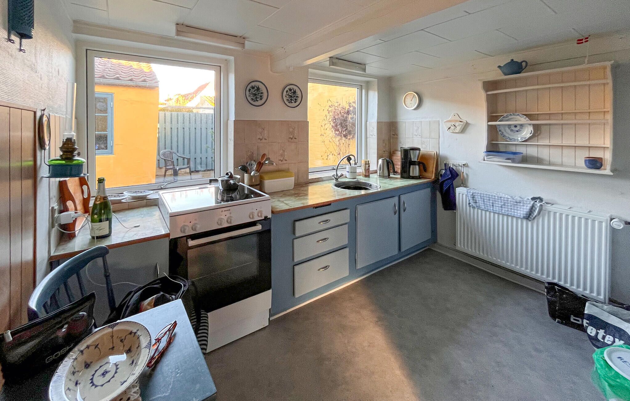 Kühlschrank, Herdplatte, Wasserkocher mit Kaffee-/Teezubehör