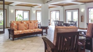 Un espace intérieur spacieux comprenant un canapé, une table à manger et des chaises.