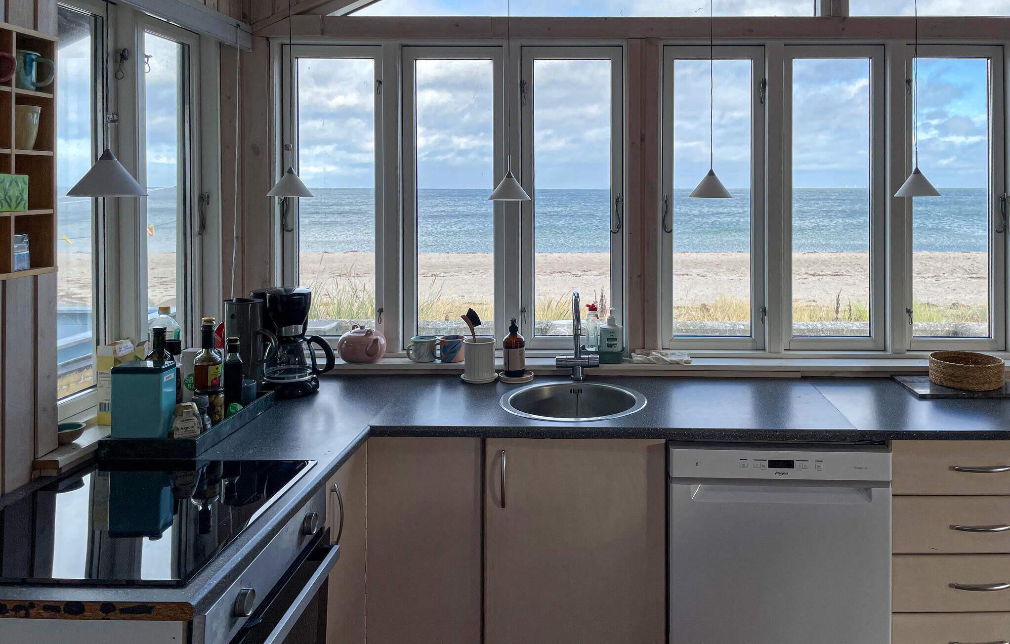 Refrigerador, parrilla de estufa, lavavajillas y cafetera y tetera 