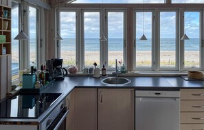 Refrigerador, parrilla de estufa, lavavajillas y cafetera y tetera 